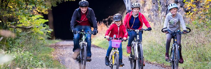 Cyclists on the Monsal Trail